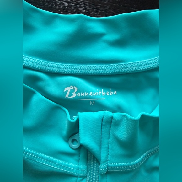 NEW Women’s Rash Guard - size medium - Picture 2 of 2